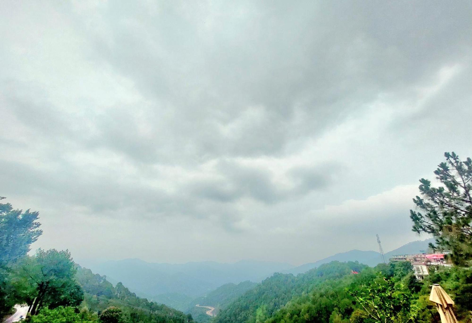 Oren Kasauli Hotel Exterior photo