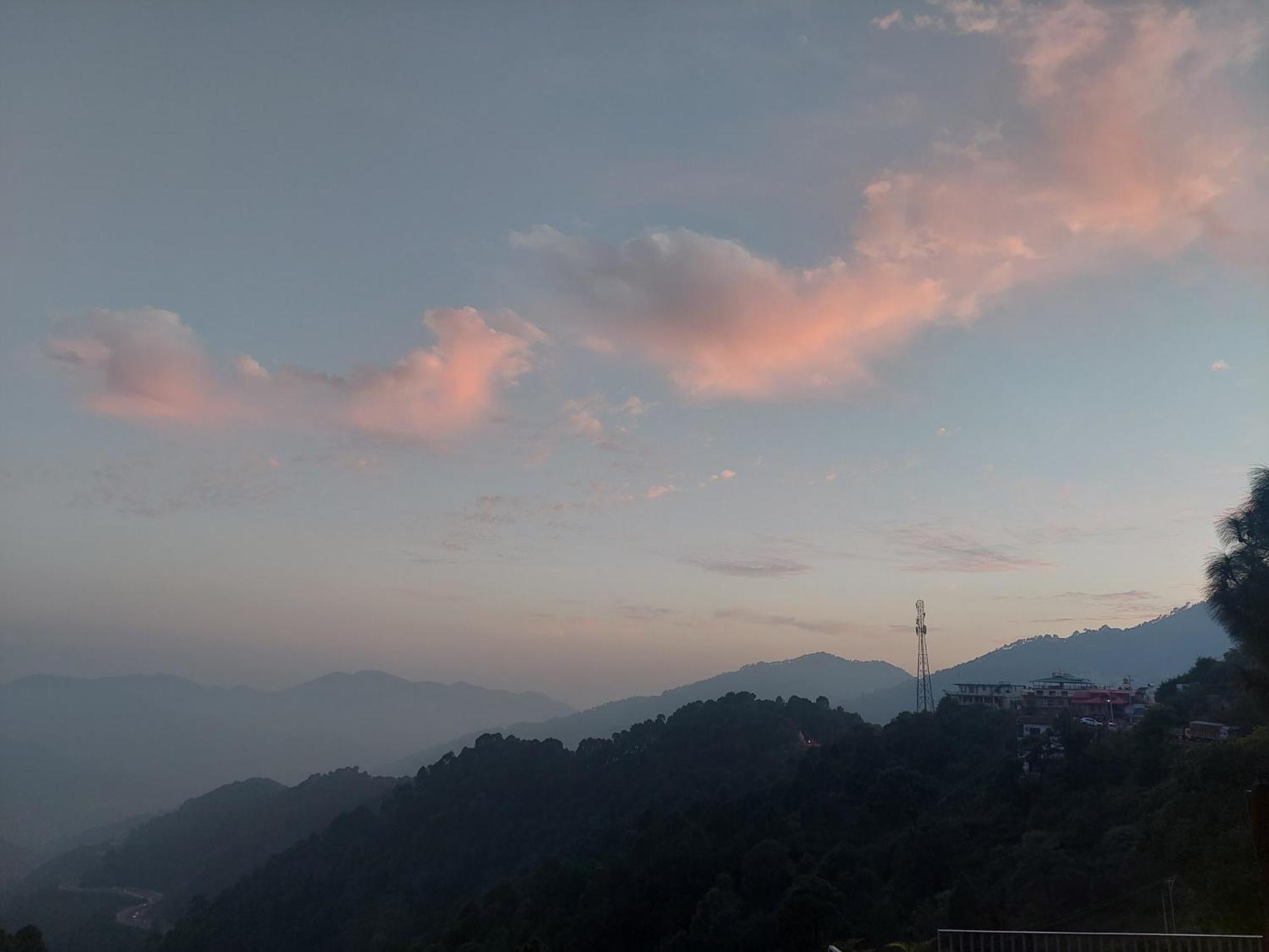 Oren Kasauli Hotel Exterior photo