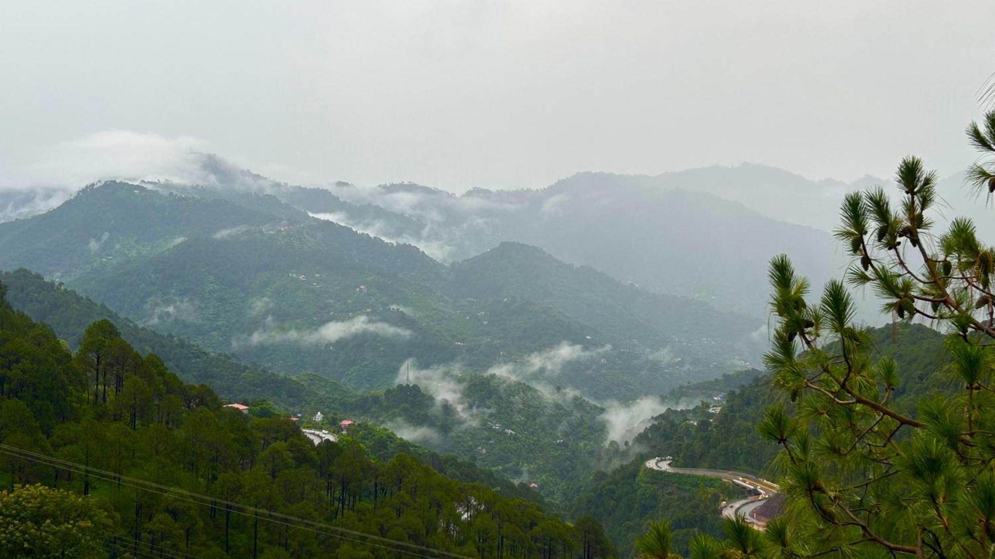 Oren Kasauli Hotel Exterior photo