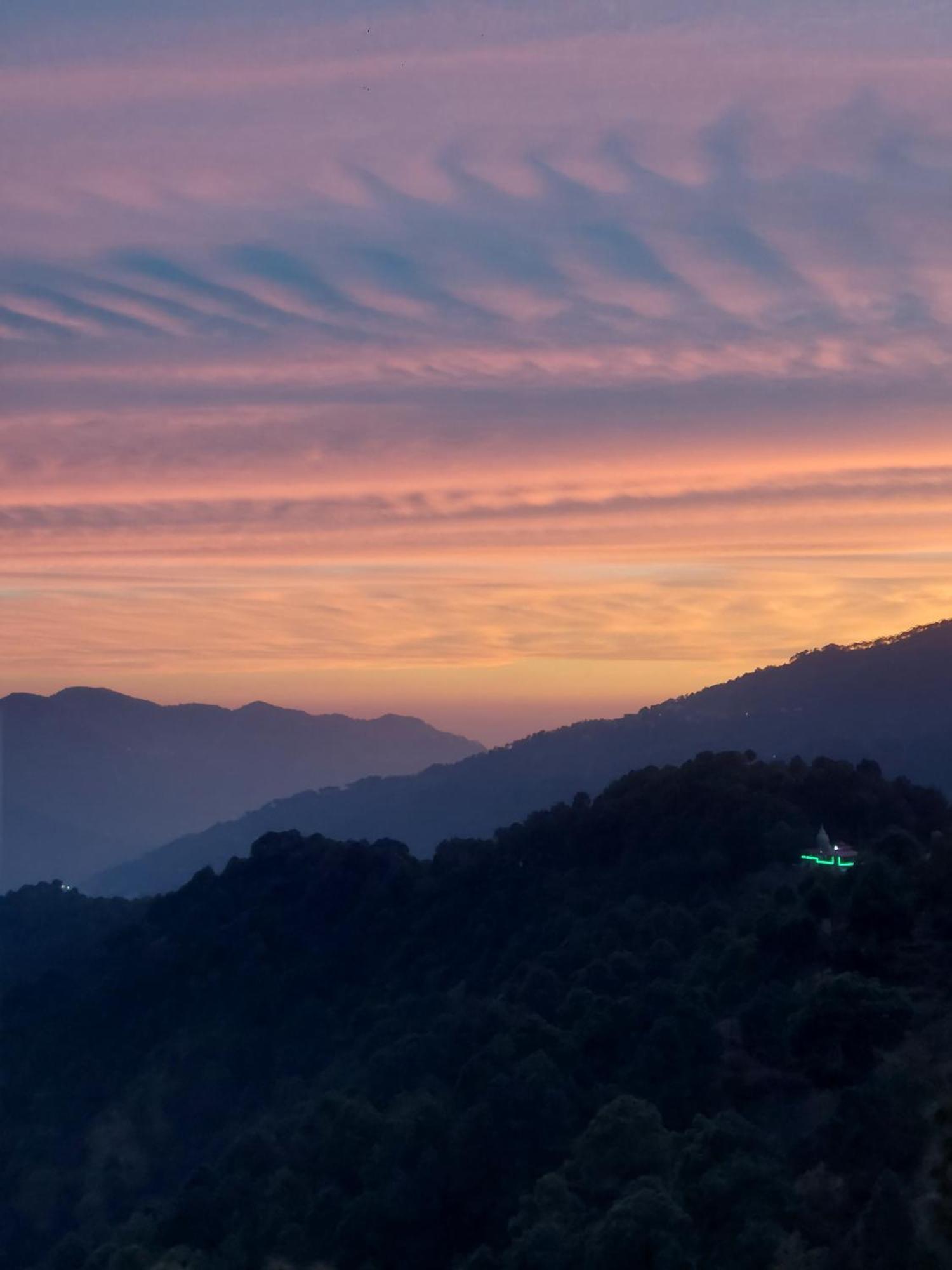 Oren Kasauli Hotel Exterior photo