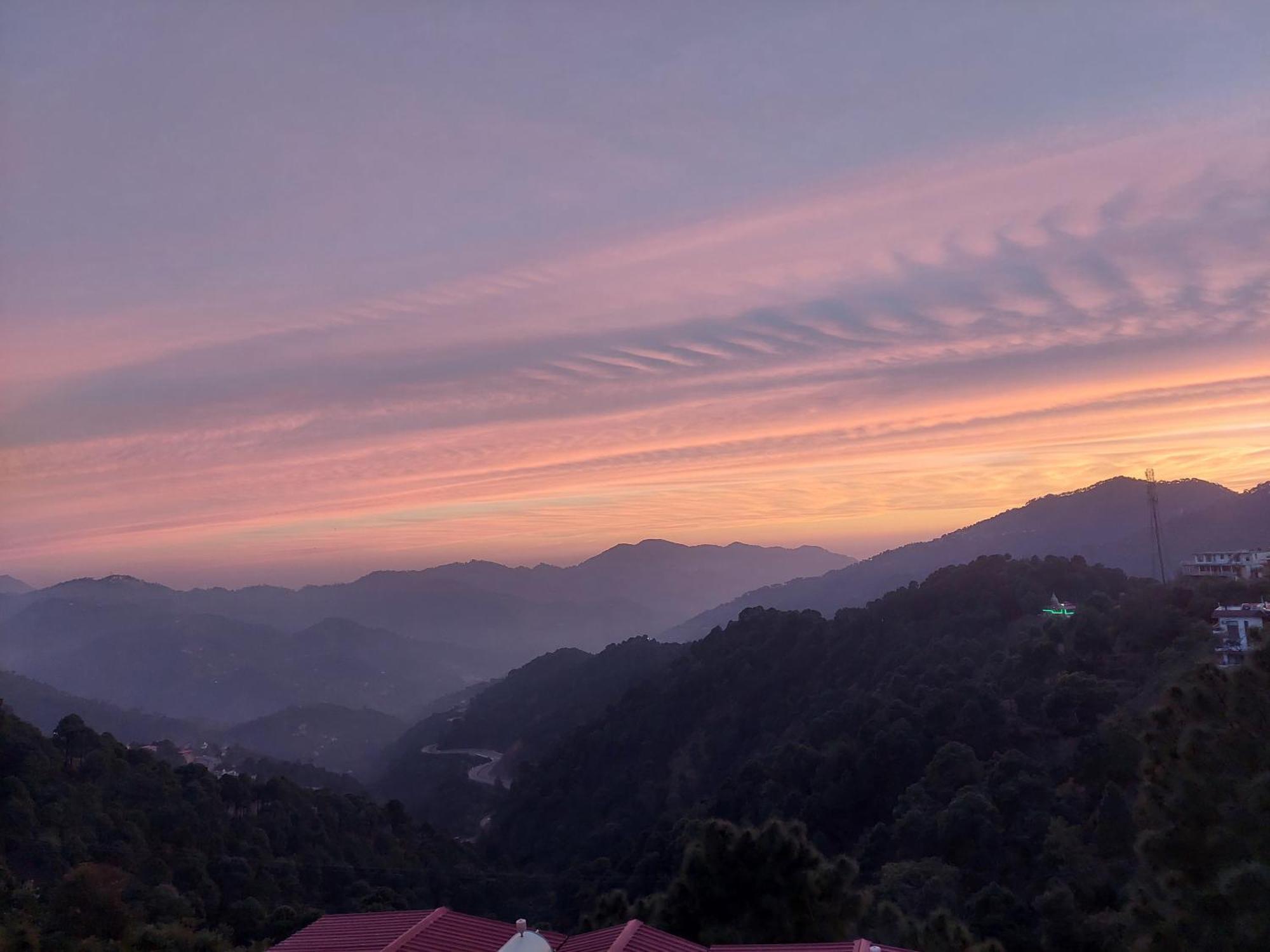 Oren Kasauli Hotel Exterior photo